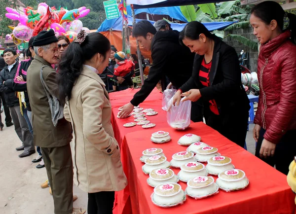 People in traditional costume exam to make round sticky rice cak — Stock Photo, Image