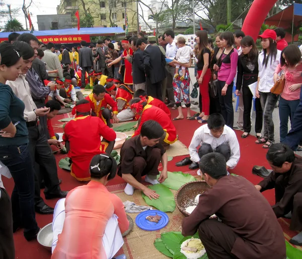 Menschen in Tracht machen quadratischen klebrigen Reis — Stockfoto