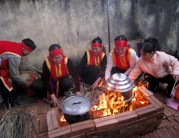 Menschen in Tracht machen runde klebrige Reiskuchen — Stockfoto