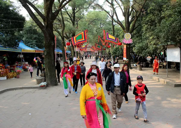 Lidé se účastní tradičního festivalu — Stock fotografie