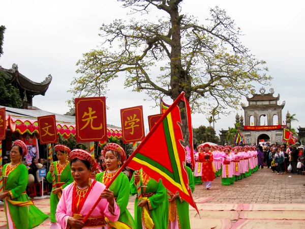 Groupe de personnes en costumes traditionnels et fan organiser des lettres — Photo