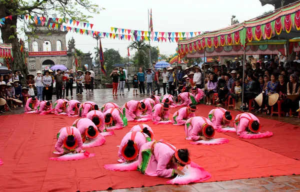 Group of people in traditional costumes and fan arrange letters — Stock Photo, Image