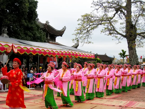 Groupe de personnes en costumes traditionnels et fan organiser des lettres — Photo