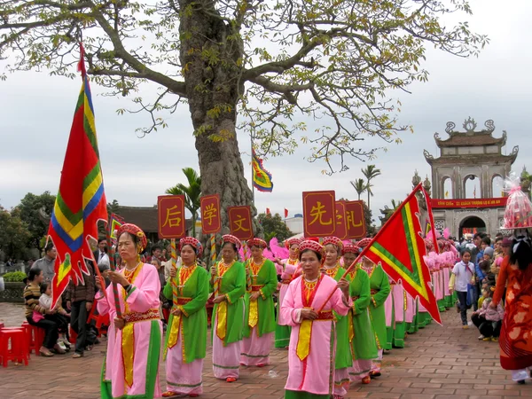 Groupe de personnes en costumes traditionnels et fan organiser des lettres — Photo