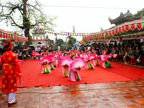 Groupe de personnes en costumes traditionnels et fan organiser des lettres — Photo