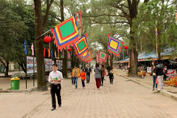 La gente asiste al festival tradicional — Foto de Stock