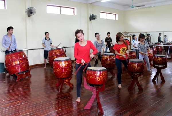 Artists performing drum — Stock Photo, Image