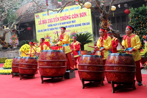 Artiști populari în costume tradiționale cântând tambur — Fotografie, imagine de stoc