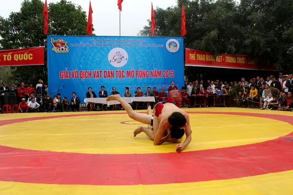 摔跤运动员在全国搏斗中竞争 — 图库照片