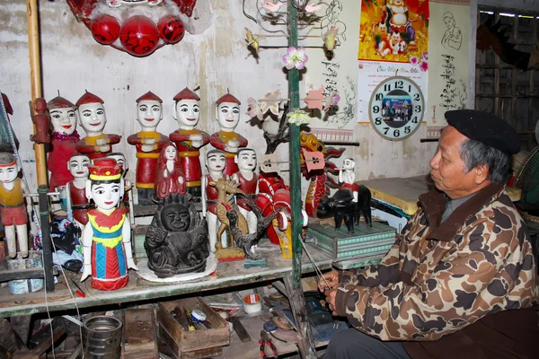 L'artiste folklorique de marionnettes à eau Thanh Hai contrôle la marionnette en bois — Photo