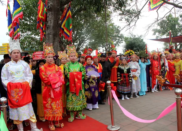 Gruppe af mennesker i traditionelt kostume giver gaver til den hellige - Stock-foto