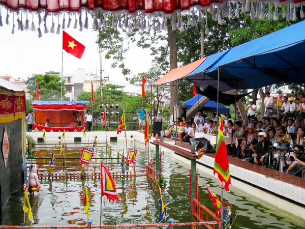 La gente ve el espectáculo de marionetas de agua en Hai Duong — Foto de Stock