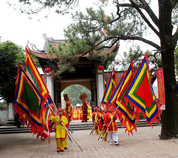 一群人在传统服饰给圣洁的礼物 — 图库照片