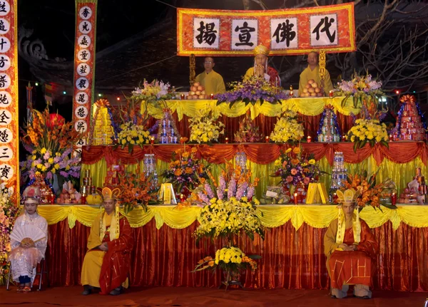 Monniken ceremonie in con zoon pagode — Stockfoto