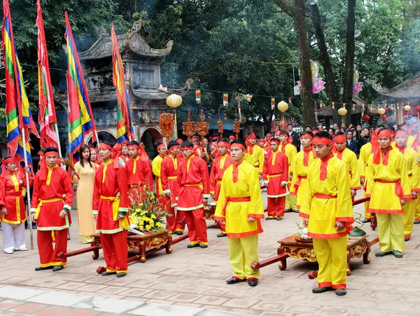 Gruppo di persone in costume tradizionale dare doni al santo — Foto Stock