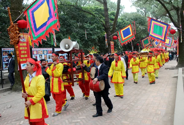 Grupo de personas en traje tradicional dan regalos a la santa — Foto de Stock