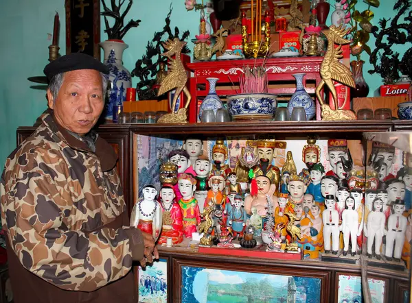 L'artiste folklorique de marionnettes à eau Thanh Hai à l'intérieur de marionnettes en bois — Photo