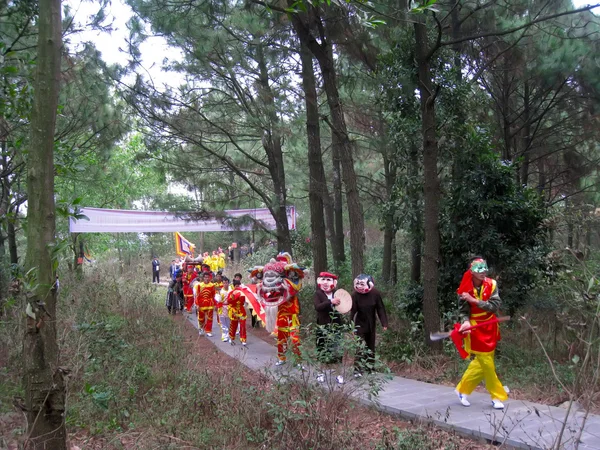 Groupe de personnes performance lion danse — Photo