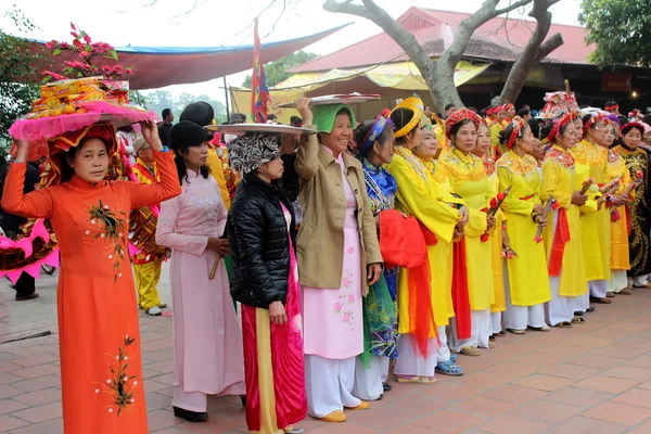 Grupo de personas en traje tradicional dan regalos a la santa —  Fotos de Stock