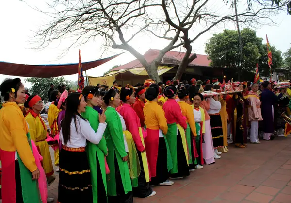 Grupo de personas en traje tradicional dan regalos a la santa —  Fotos de Stock