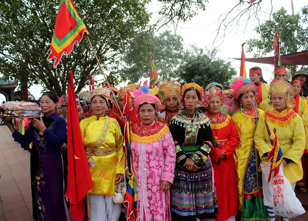 Grupo de pessoas em traje tradicional dar presentes para o santo — Fotografia de Stock