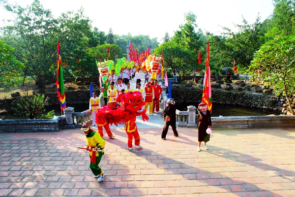 Grupo de personas rendimiento danza del león — Foto de Stock