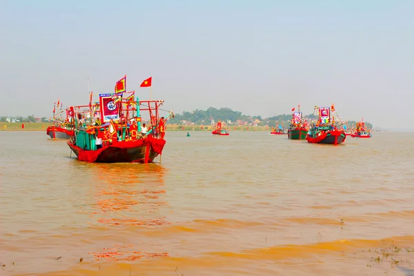 Uitgevoerd traditionele boot op de rivier — Stockfoto