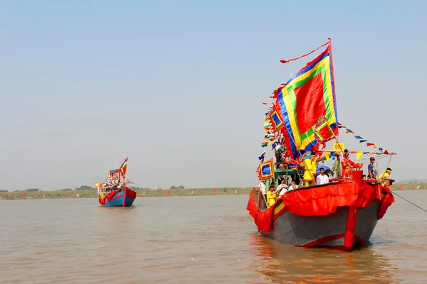 Realizado barco tradicional en el río — Foto de Stock