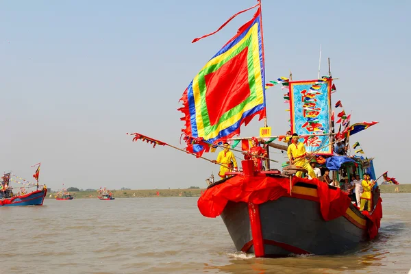 Realizado barco tradicional en el río —  Fotos de Stock