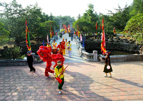 Grupp av människor prestanda lion dance — Stockfoto