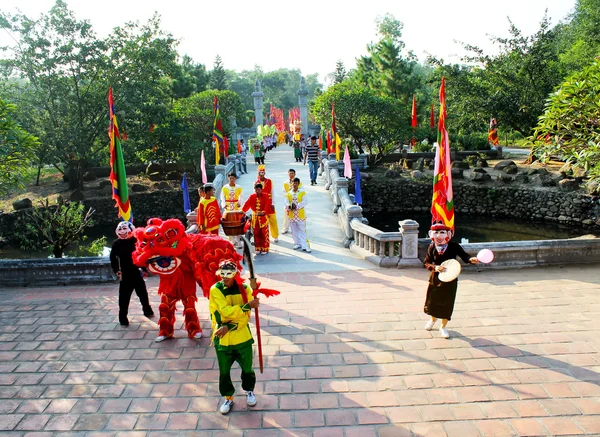 Groupe de personnes performance lion danse — Photo