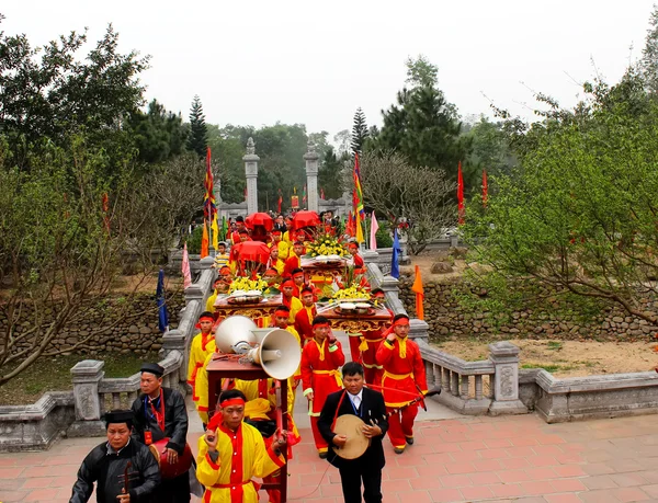 Grupo de personas en traje tradicional procesión palanquín de h — Foto de Stock