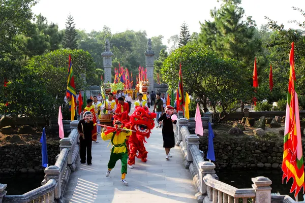 Grupo de personas rendimiento danza del león — Foto de Stock