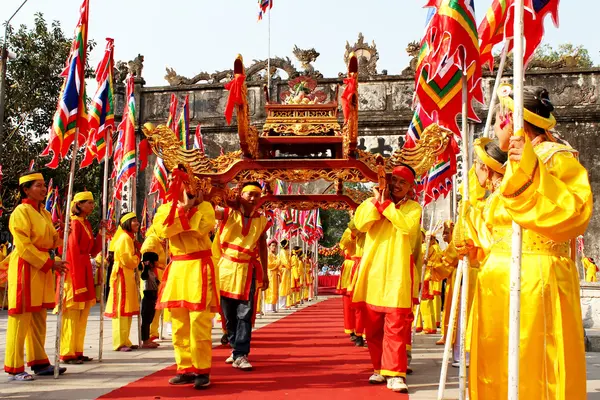 Grupo de personas procesión palanquín de santa — Foto de Stock