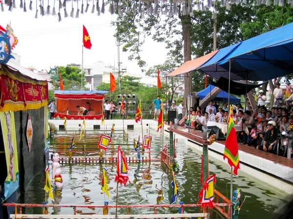La gente ve el espectáculo de marionetas de agua en Hai Duong — Foto de Stock