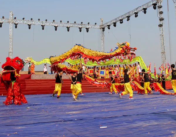 Grupo de personas rendimiento león y danza del dragón — Foto de Stock