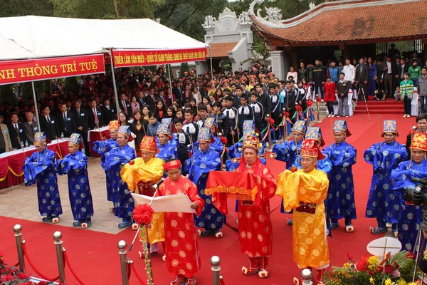 一群人在传统服饰给圣洁的礼物 — 图库照片