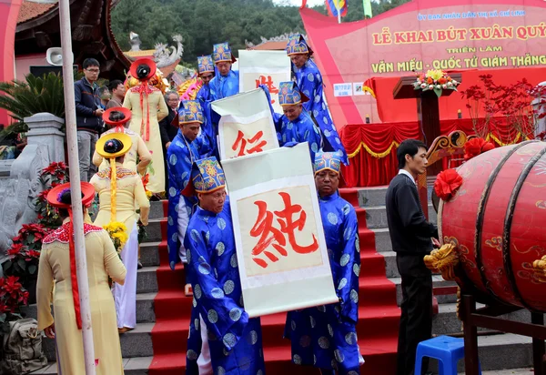 Groupe de personnes en costume traditionnel donner des lettres à la sainte — Photo