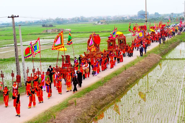 Gruppe von Menschen in traditioneller Tracht Palanquin Prozession von h — Stockfoto