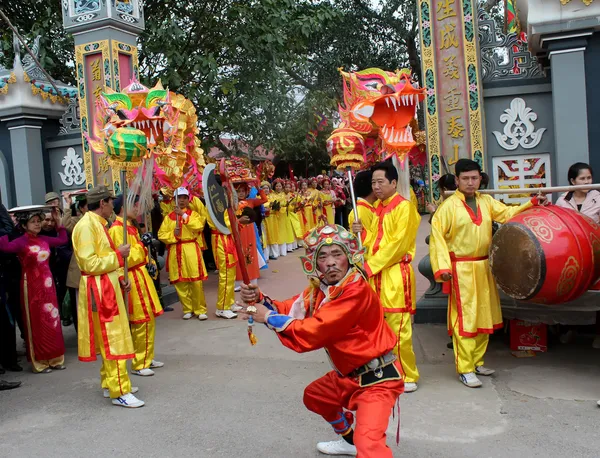 Grupo de personas rendimiento dragón danza — Foto de Stock