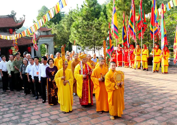 Con oğlu pagoda törende rahipler — Stok fotoğraf