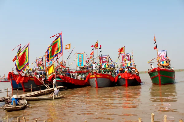 Realizado barco tradicional en el río — Foto de Stock