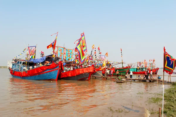 Realizado barco tradicional en el río —  Fotos de Stock