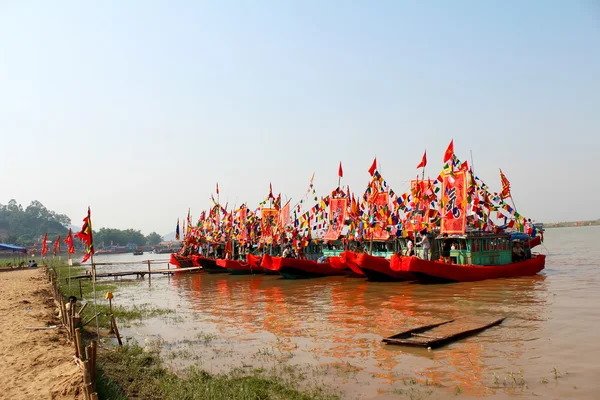 在这条河上执行传统的船 — 图库照片