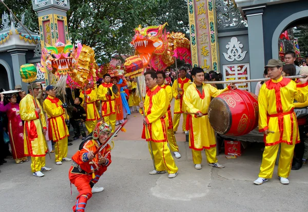 Group insanlar performans dragon Dance — Stok fotoğraf