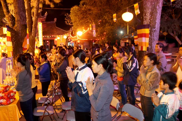 Los monjes y la fiel ceremonia en Con Son Pagoda —  Fotos de Stock