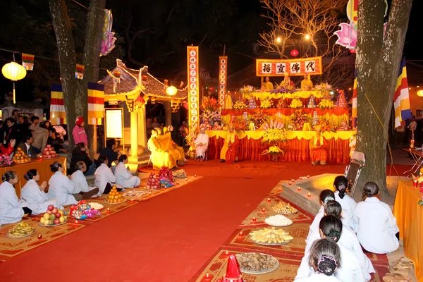 Les moines et la cérémonie fidèle à la pagode Con Son — Photo