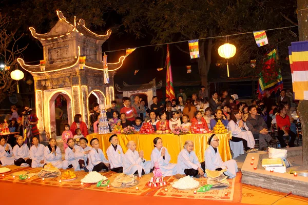 Munkar och trogen ceremonin på con son pagoda — Stockfoto