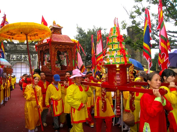 Group of people in traditional costume palanquin procession of h — Stock Photo, Image