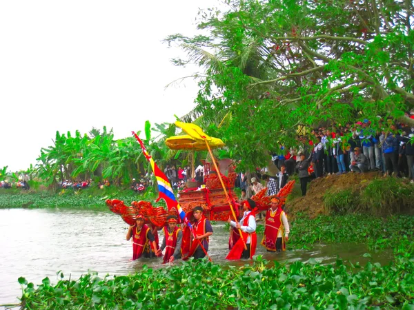 Grupo de personas en traje tradicional procesión palanquín de h —  Fotos de Stock